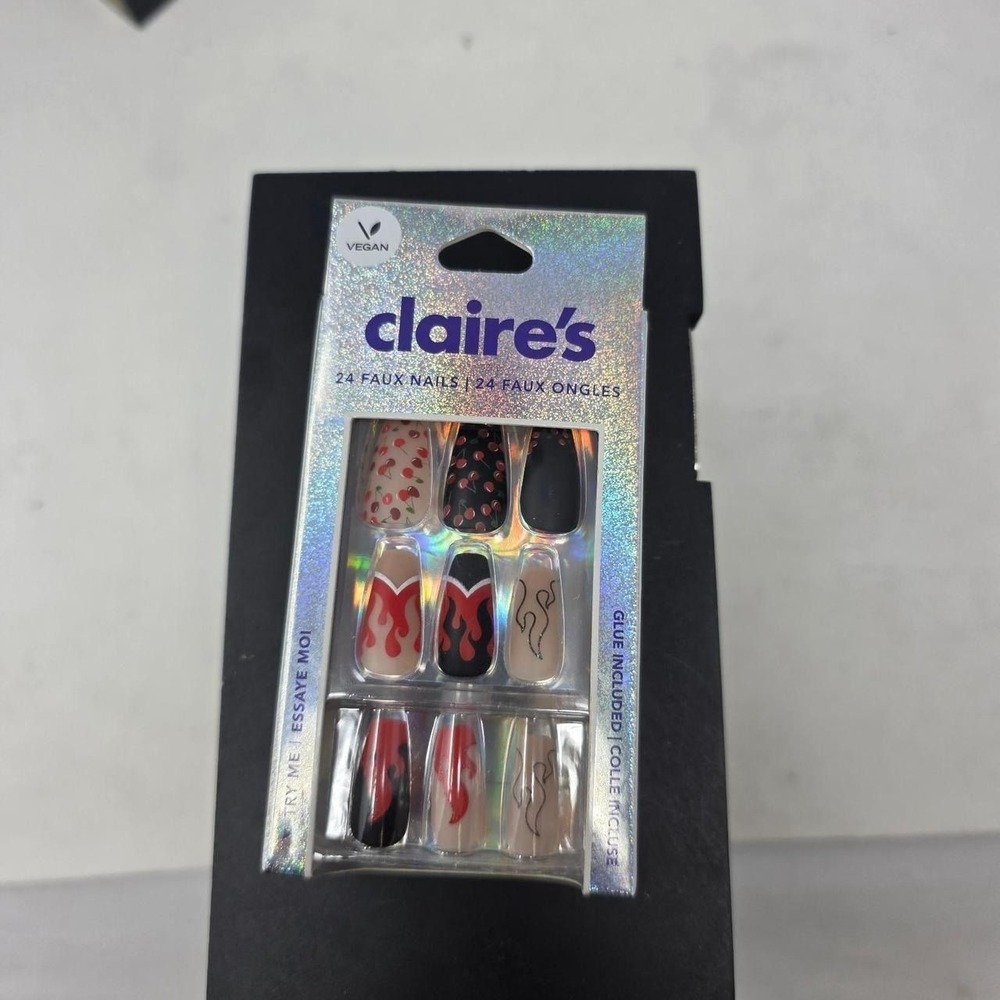 Claire's glue on nails‎